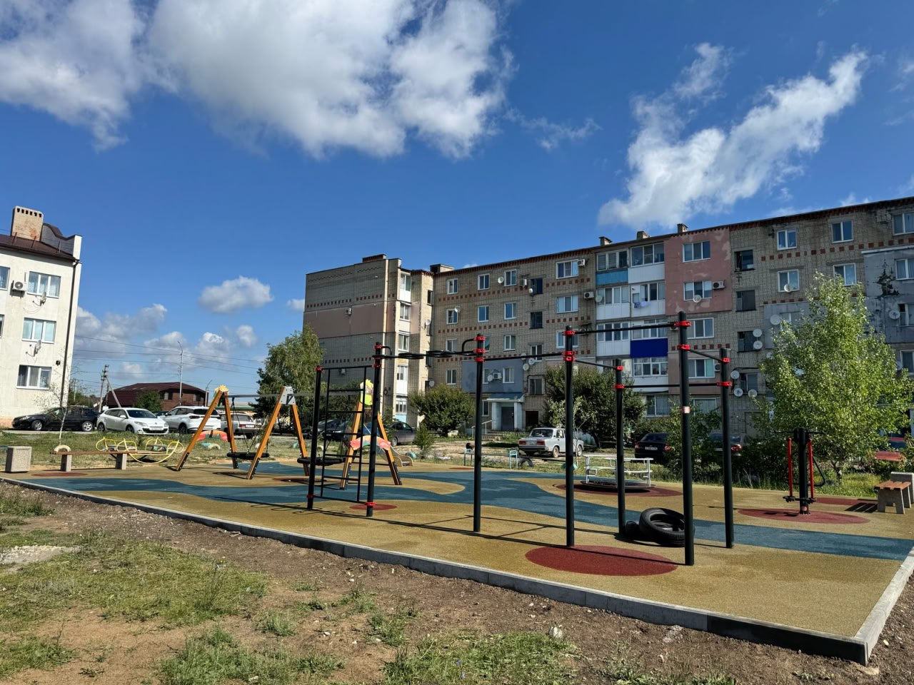 В поселке Степное благоустроили парк и установили детские площадки